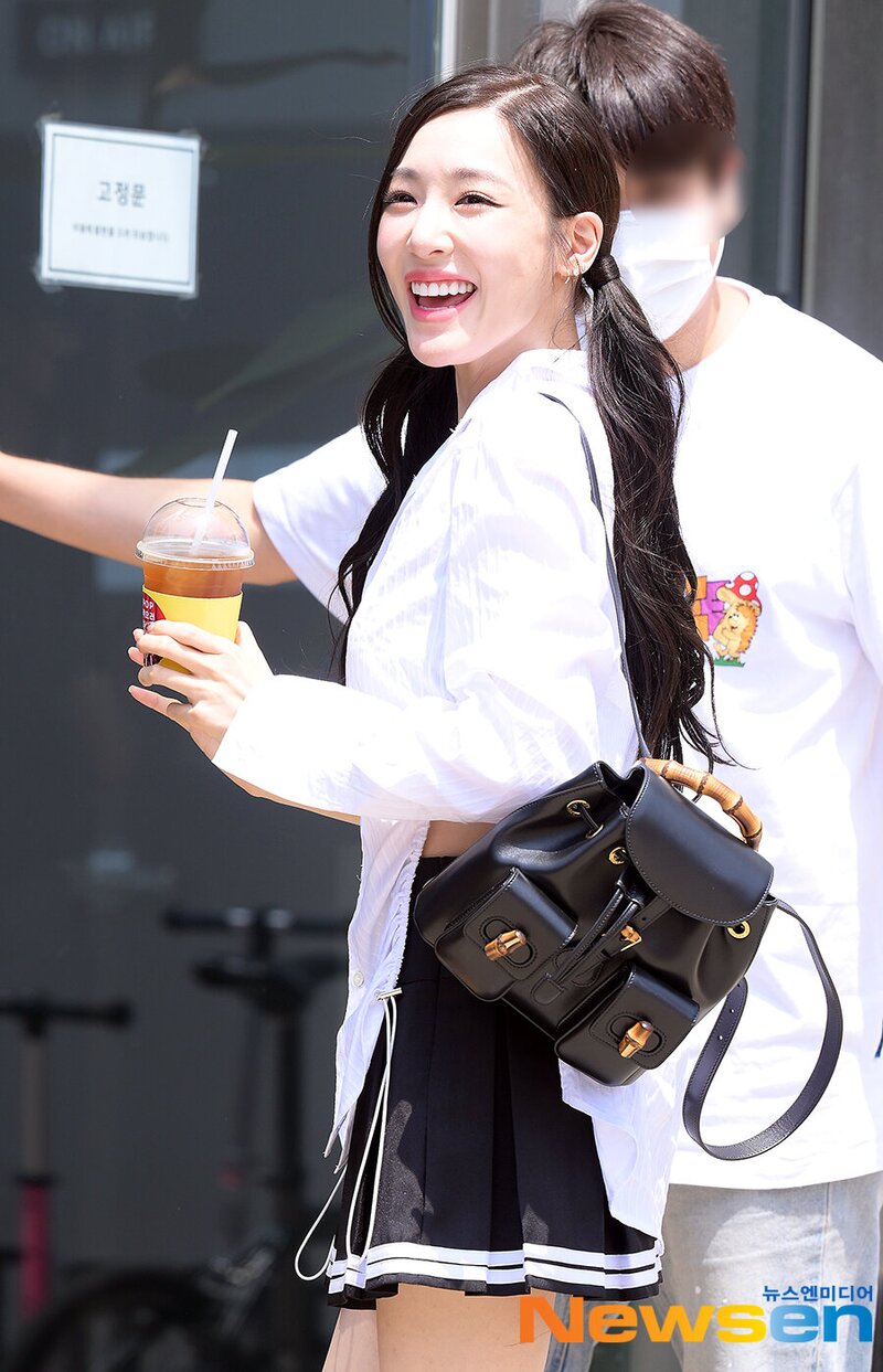 220728 SNSD Tiffany - 'Knowing Bros' Filming documents 5
