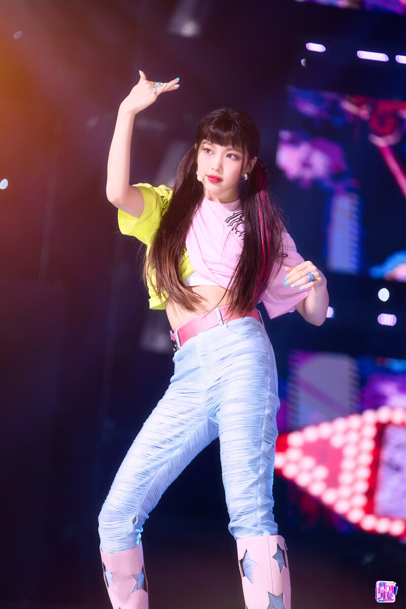 220821 NewJeans Hyein - 'Attention' at Inkigayo documents 11