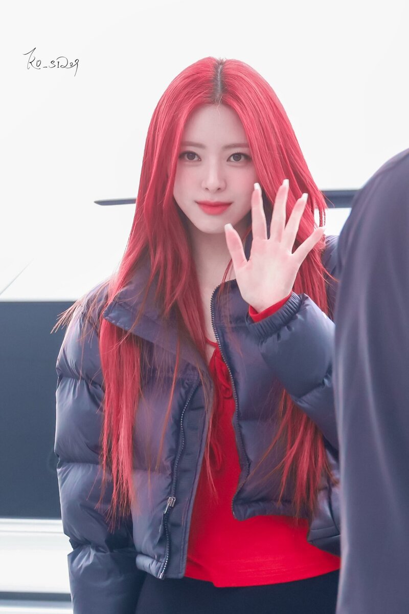 240217 ITZY Yuna at Incheon International Airport documents 8