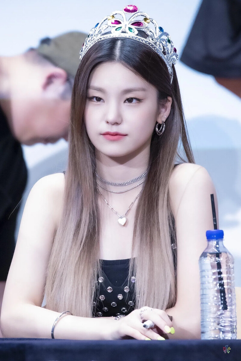 ITZY_yejichan EGgk3e9VUAArWaY  20191010.jpg