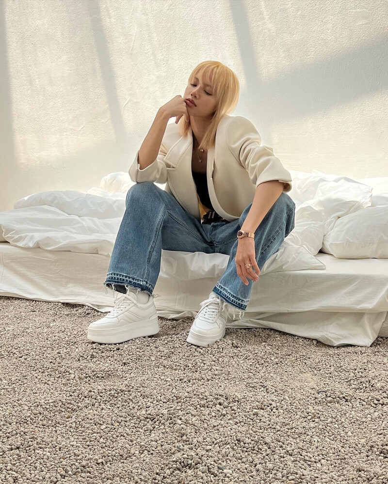 221002 BLACKPINK Lisa Instagram Update documents 9