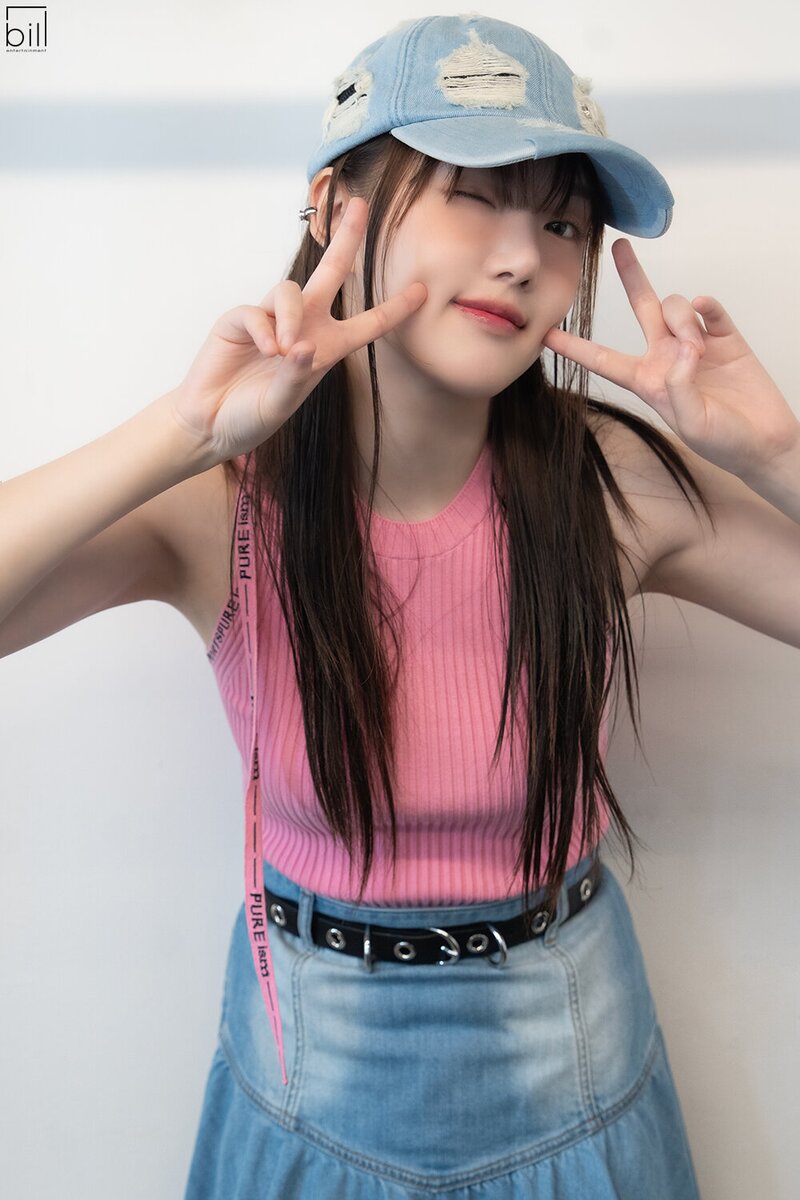 230901 Bill Entertainment Naver Post - YERIN for 'Star1 Magazine' behind documents 5