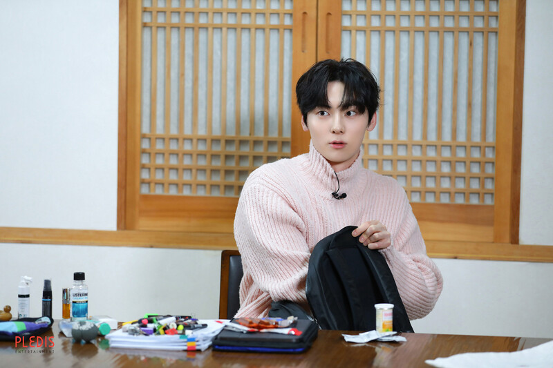 230504 Hwang Minhyun Weverse Update -‘What’s in My Bag’ Photo Sketch documents 9