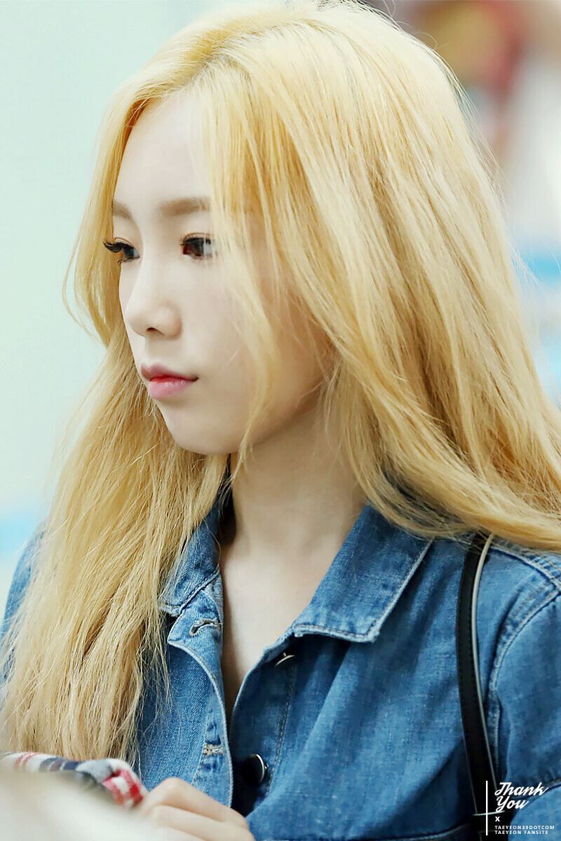 150610 Girls' Generation Taeyeon at Incheon Airport documents 12