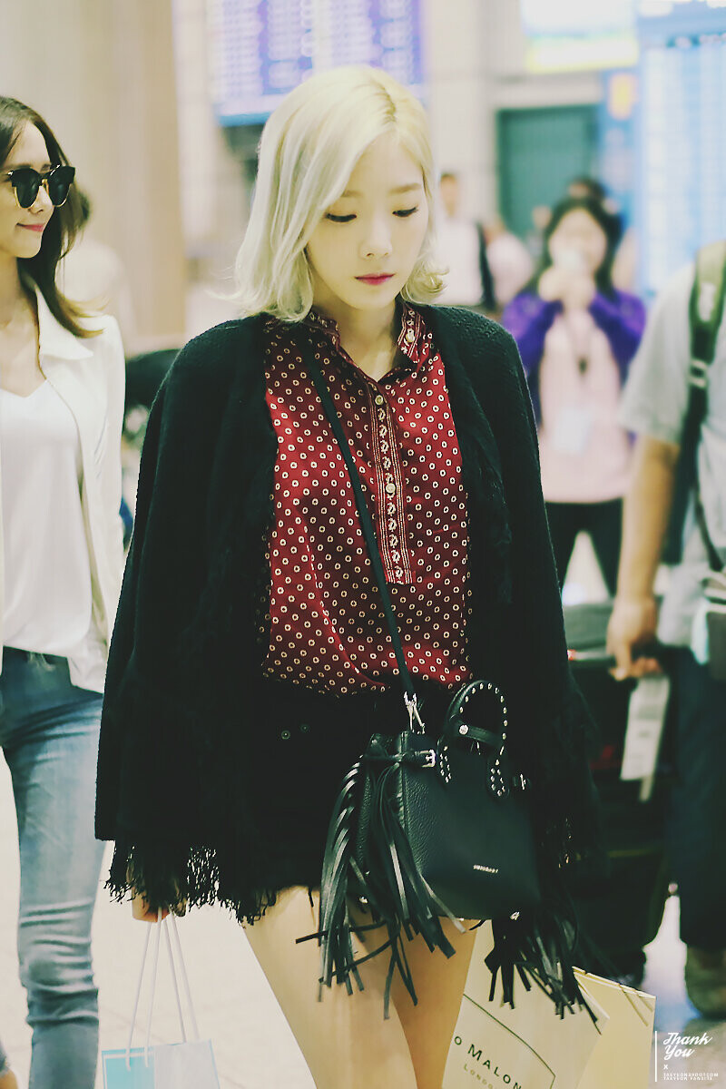 160509 Girls' Generation Taeyeon at Incheon Airport documents 6