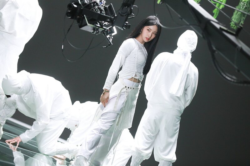 210603 Yuehua Naver Post - EVERGLOW 'Last Melody' MV Behind documents 3
