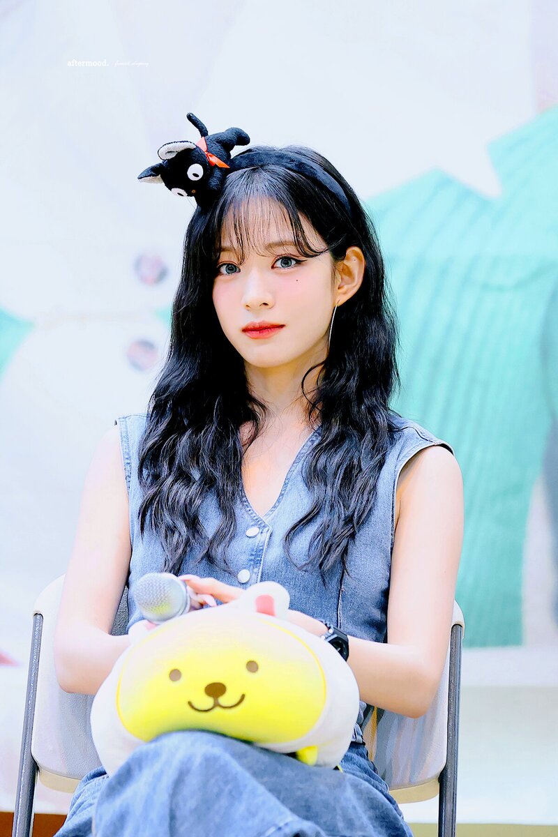 220724 fromis_9 Chaeyoung documents 24