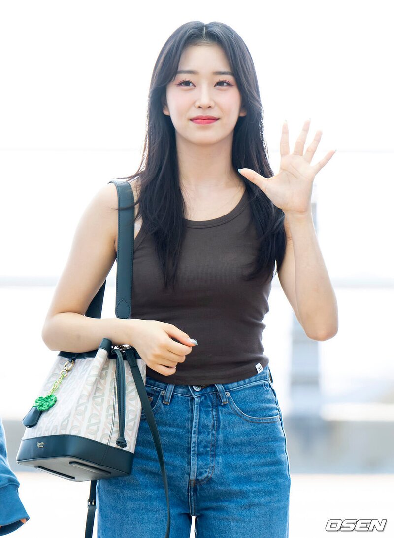 220817 STAYC Sumin at Incheon International Airport departing for KCON USA Tour documents 22