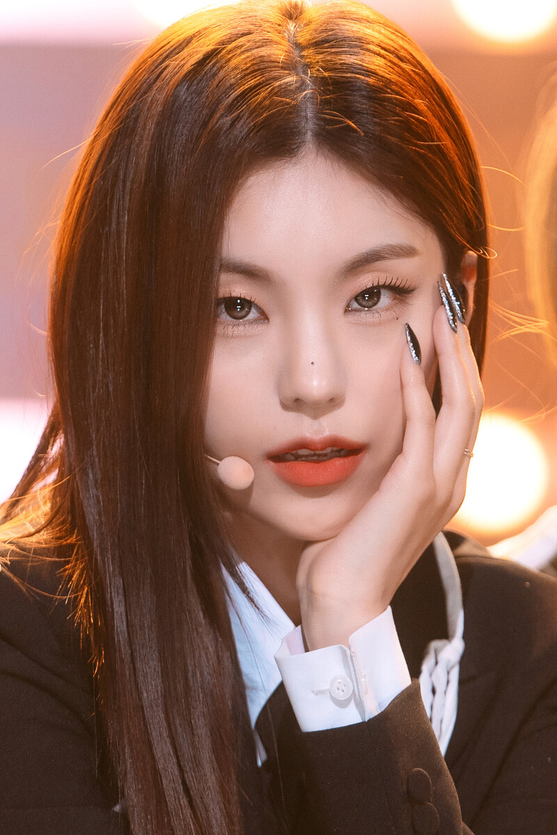 221204 ITZY Yeji - 'Cheshire' at Inkigayo documents 2