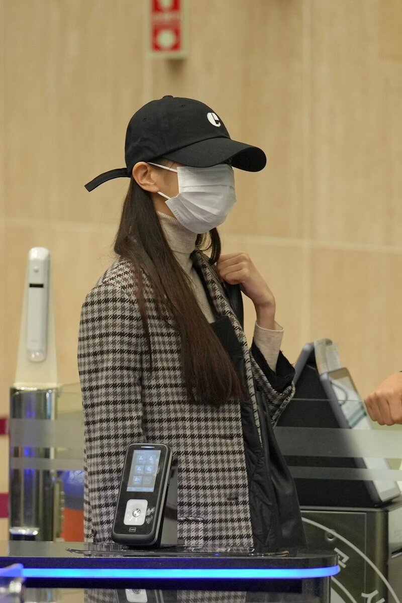 231110 IVE's WONYOUNG at Gimpo International Airport documents 1