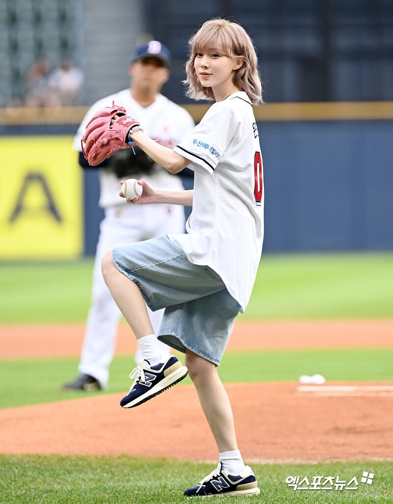 240725 - WINTER Throws the First Pitch for Doosan Bears at Jamsil Baseball Stadium documents 4