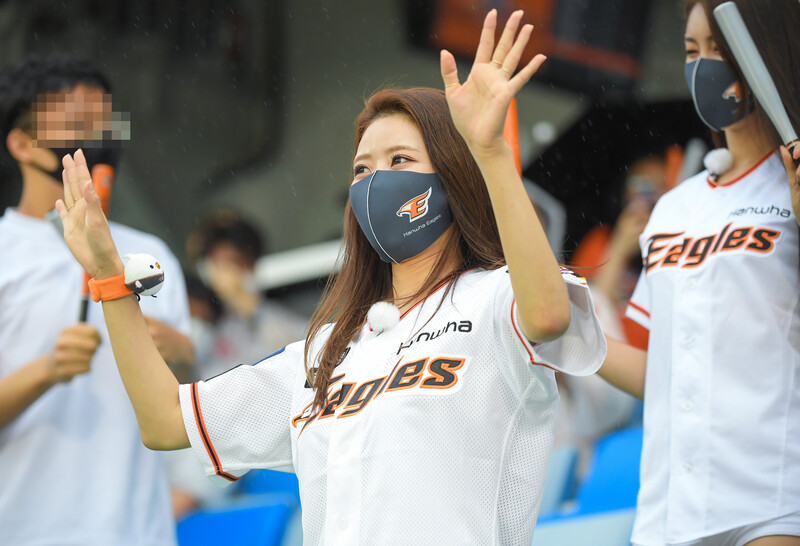 210615 Lovelyz Mijoo - Hanwha Eagles 1st Pitch documents 10