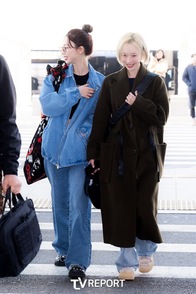 241108 aespa Karina & Winter at Incheon Airport documents 7