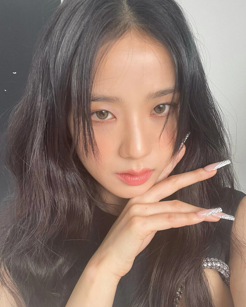 210521 - JISOO Instagram Update documents 1