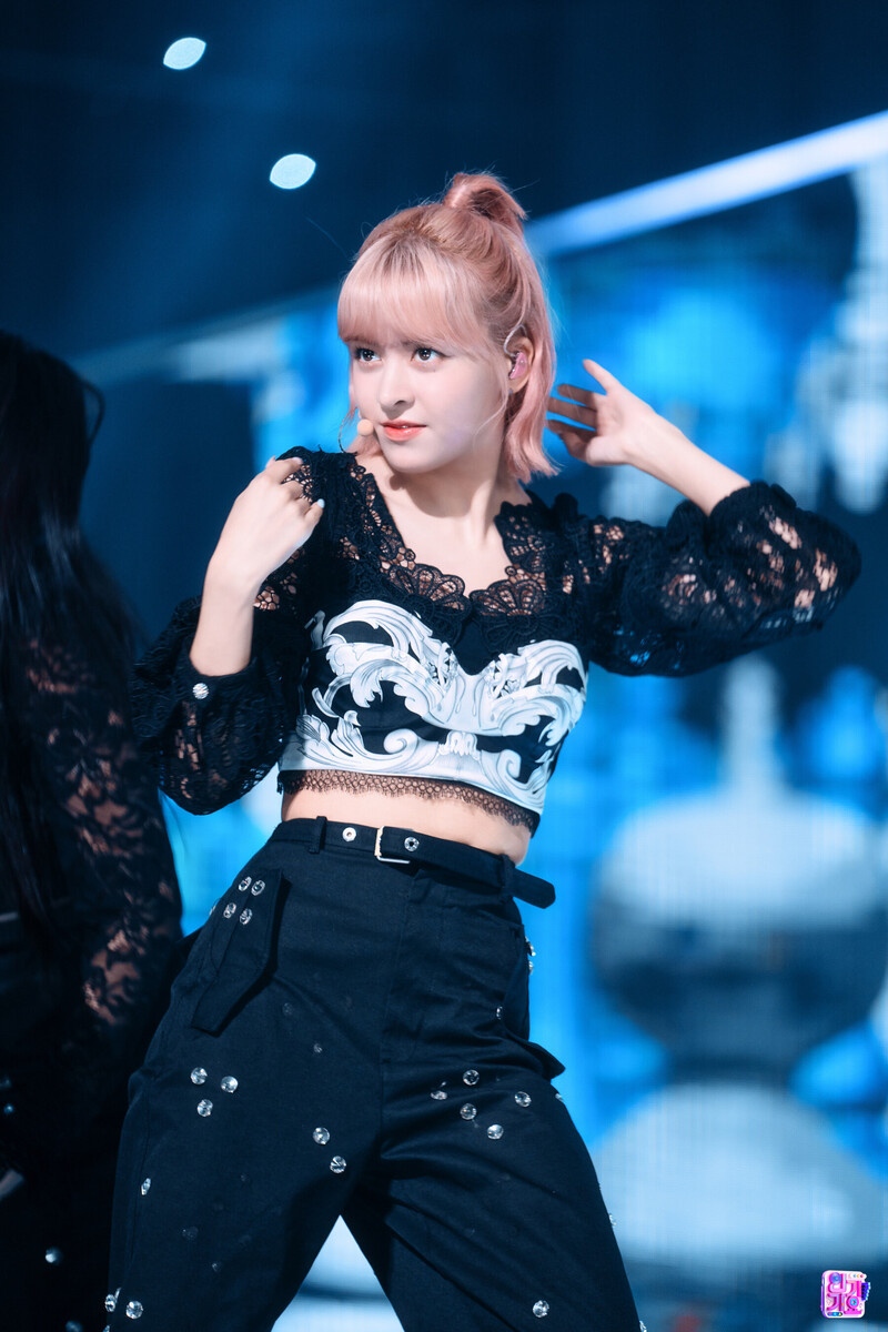 221009 NMIXX Lily - 'DICE' at Inkigayo documents 2