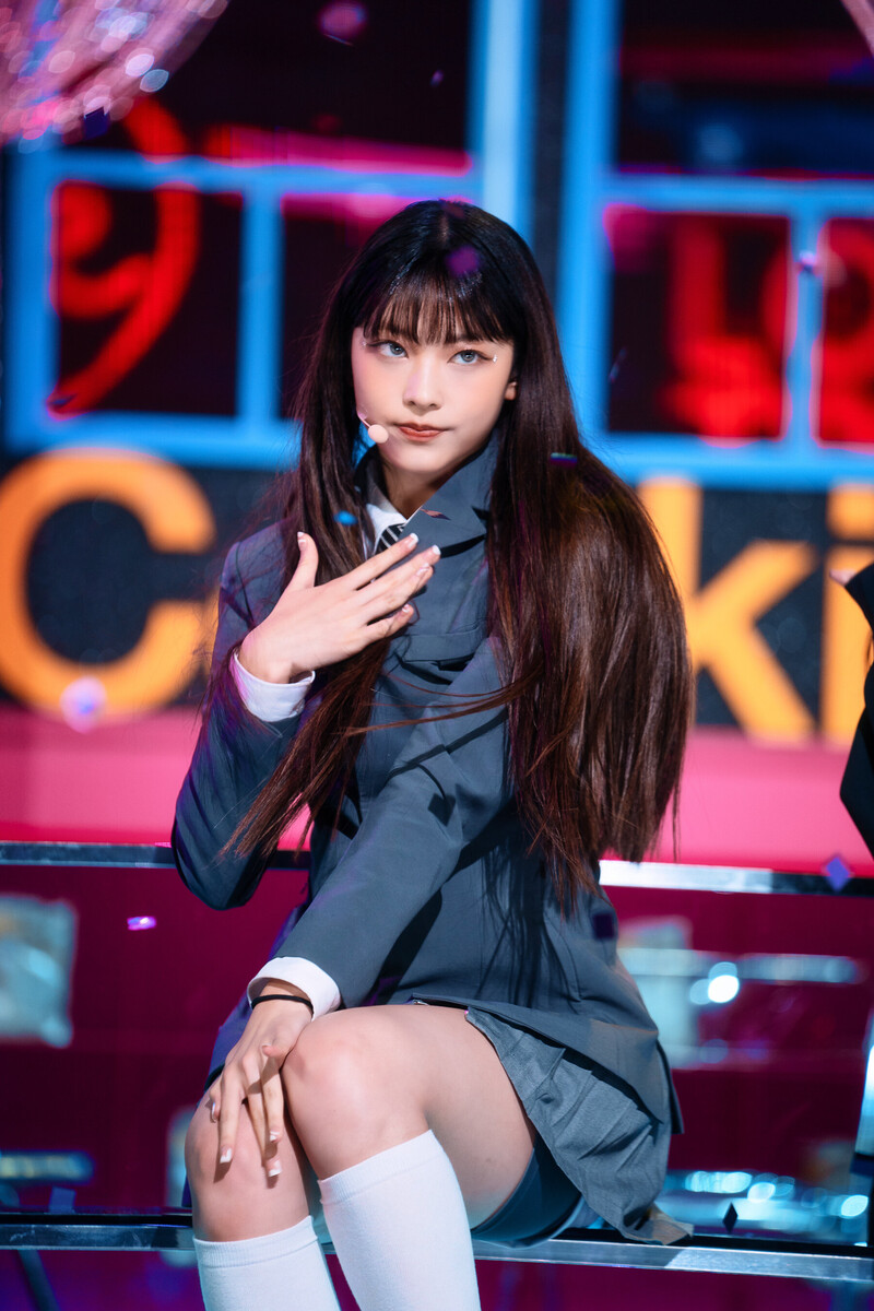 220807 NewJeans Haerin 'Cookie' at Inkigayo documents 6