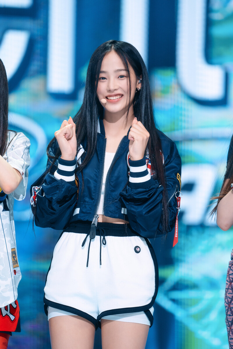 220807 NewJeans Minji 'Attention' at Inkigayo documents 18