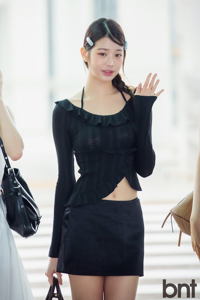 240823 IVE Wonyoung at Incheon International Airport documents 16