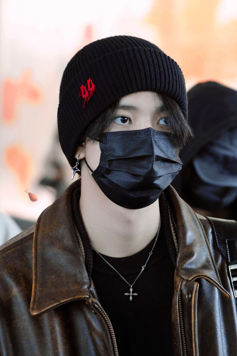 241010 Heeseung at Icn Airport documents 1