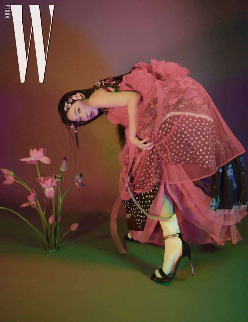 Sulli for W Korea | September 2018 documents 4