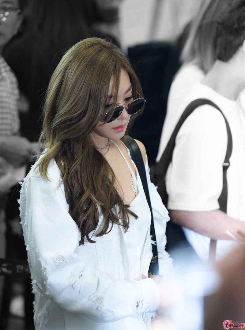 170619 Girls' Generation Tiffany at Gimpo Airport documents 1