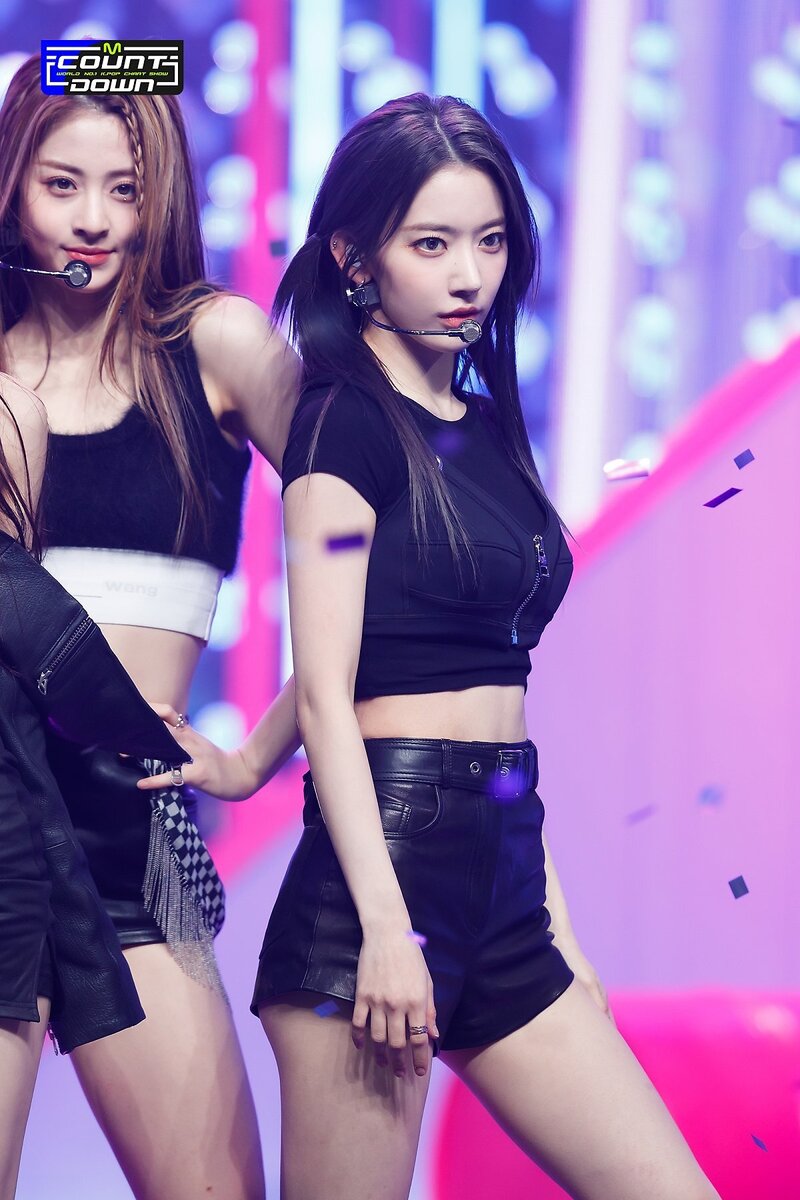 220505 LE SSERAFIM's Sakura - 'Fearless' and 'Bue Flame' at M Countdown documents 10