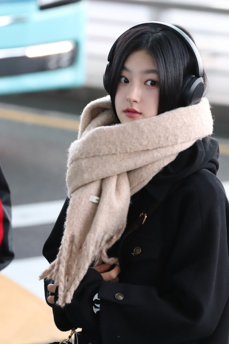 250102 KISS OF LIFE Haneul at Incheon International Airport documents 3