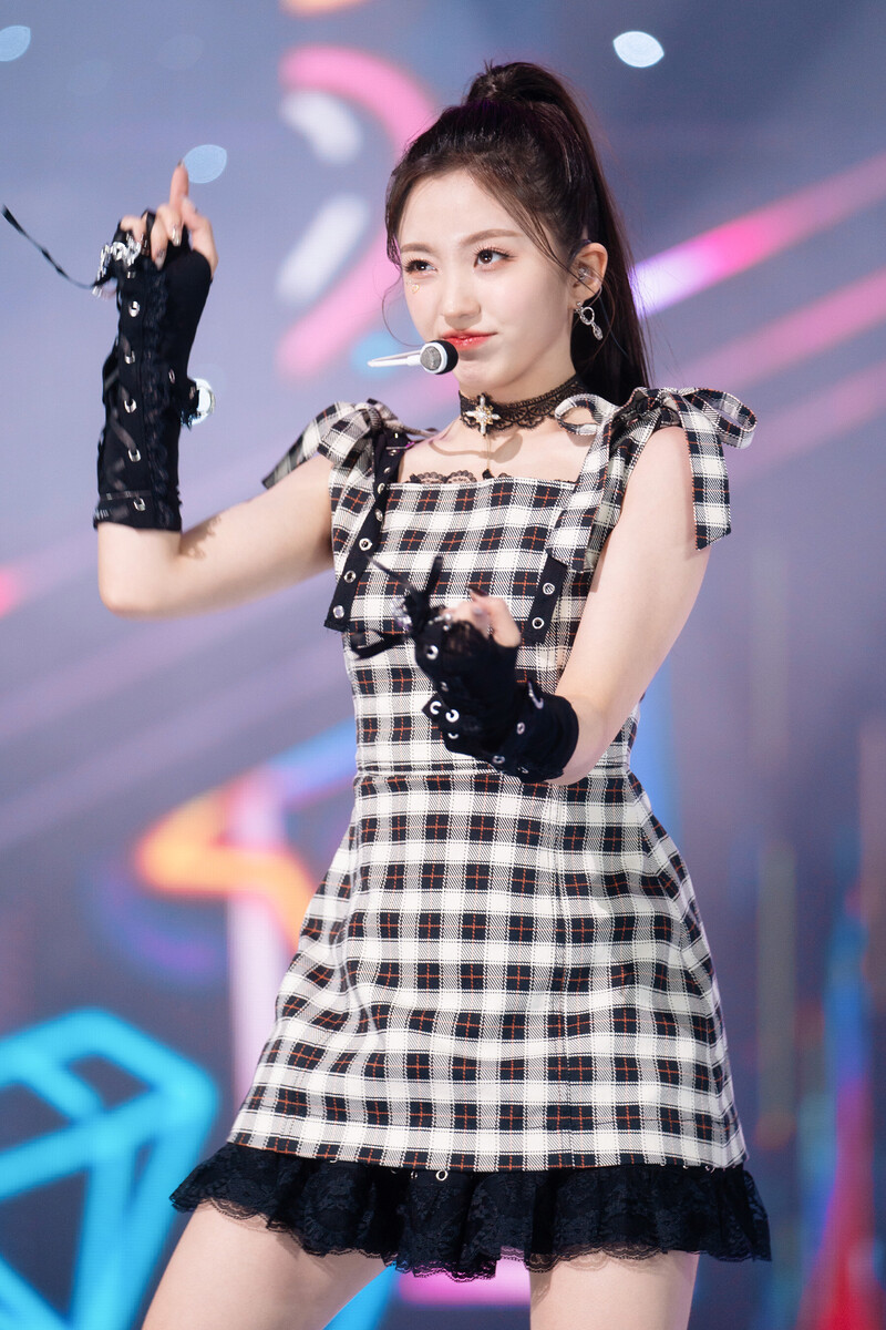 220109 Kep1er Yeseo - 'WA DA DA' at Inkigayo documents 6