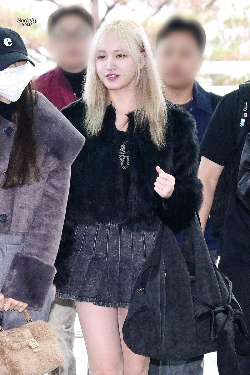 240104 IVE Liz at Incheon International Airport documents 3