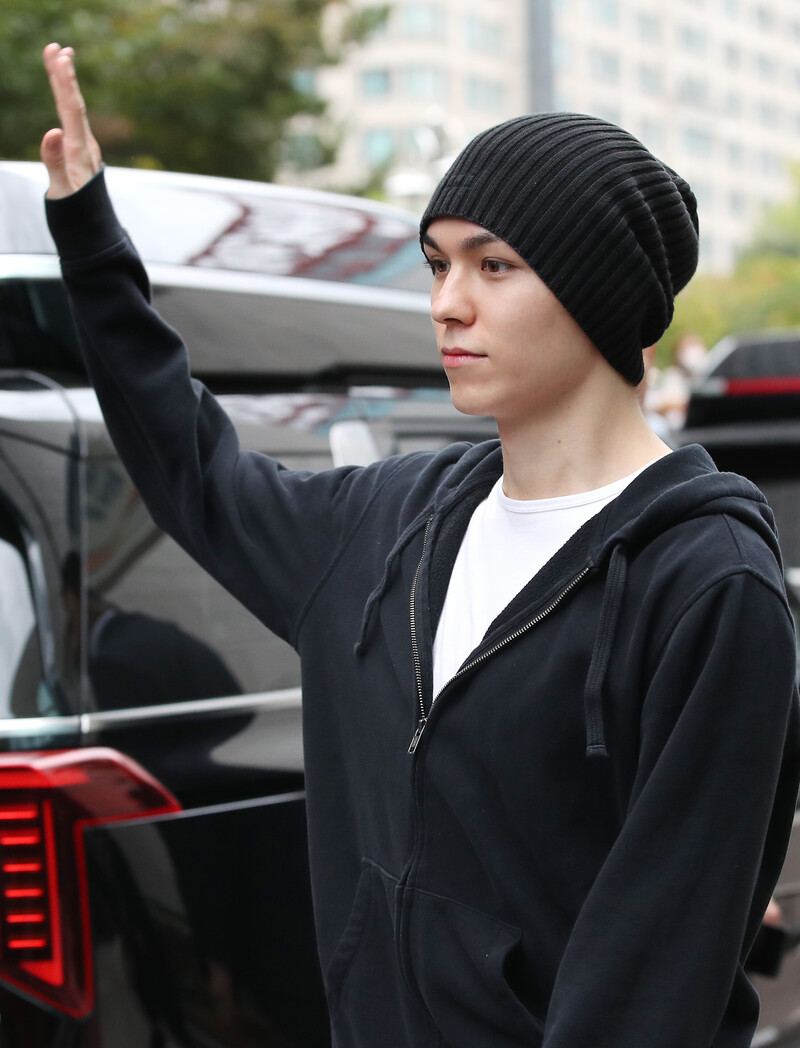 241018 SEVENTEEN Vernon - KBS Music Bank Commute documents 3