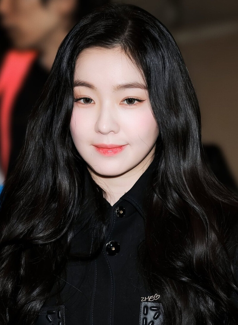 241227 Red Velvet Irene at Incheon Airport documents 1