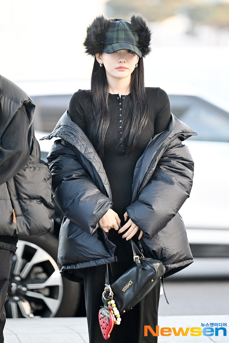 250103 aespa Ningning at Incheon Airport documents 1