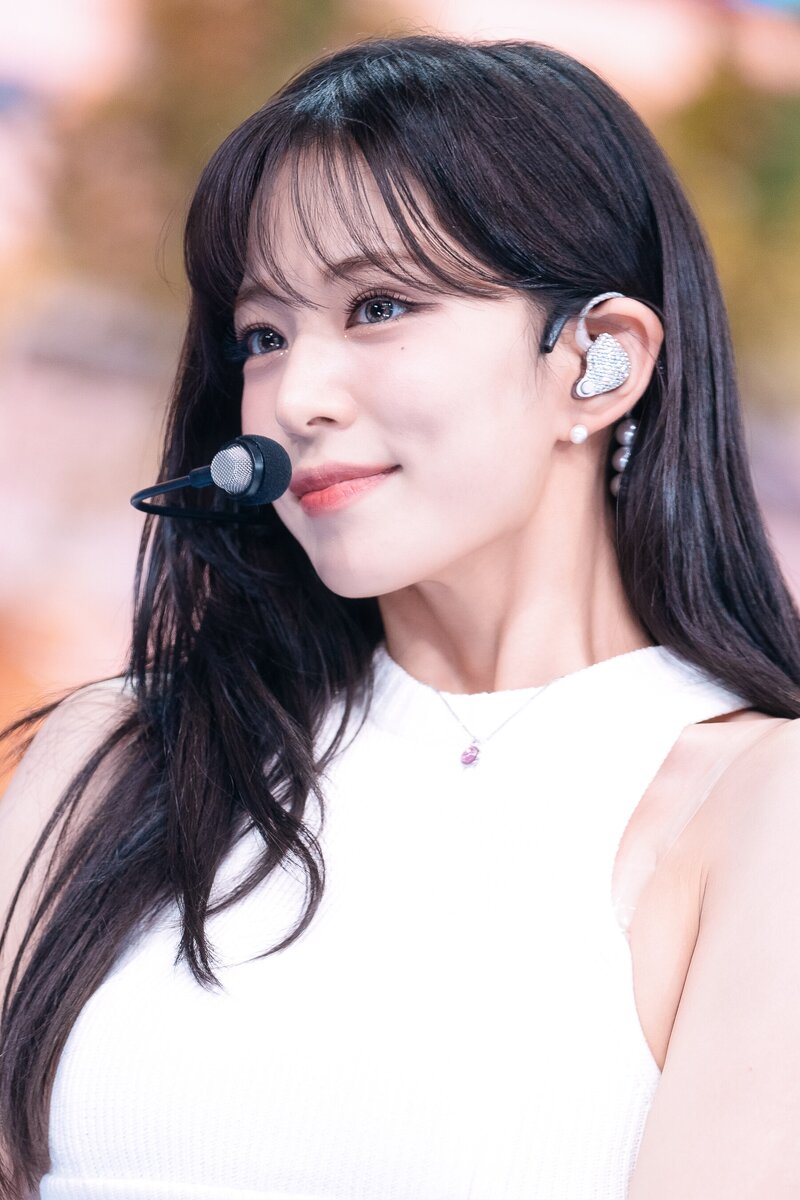 220703 fromis_9 Chaeyoung - 'Stay This Way' at Inkigayo documents 11