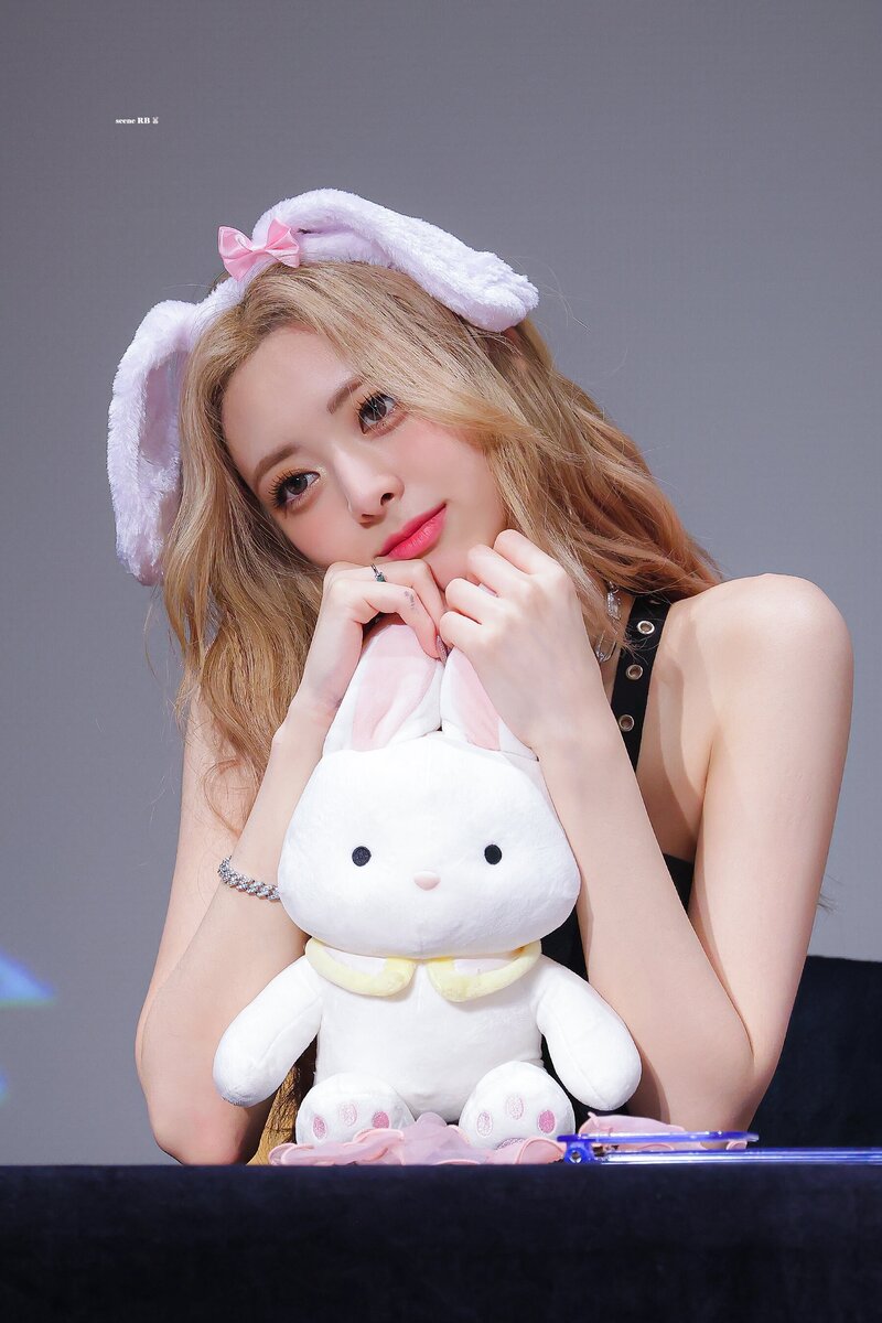 220724 ITZY Yuna - Fansign Event documents 8