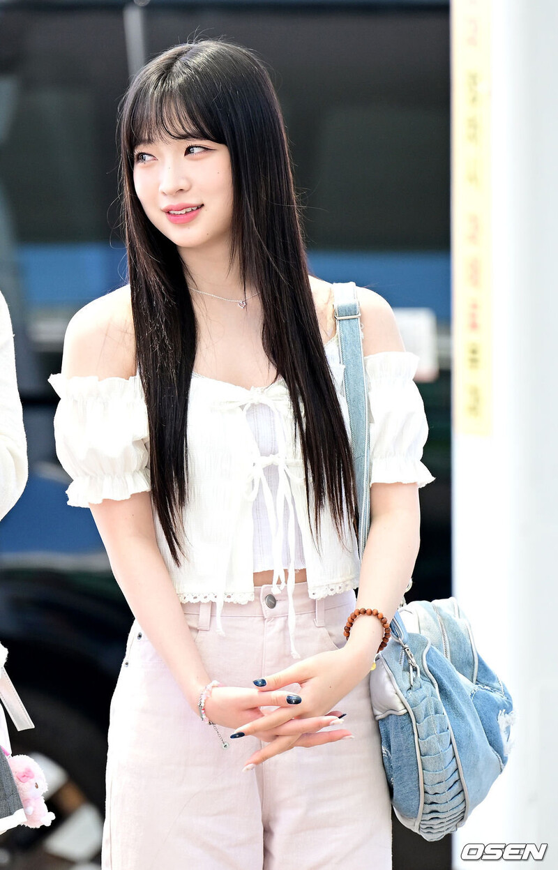 230805 Billlie Haruna at Incheon International Airport documents 2