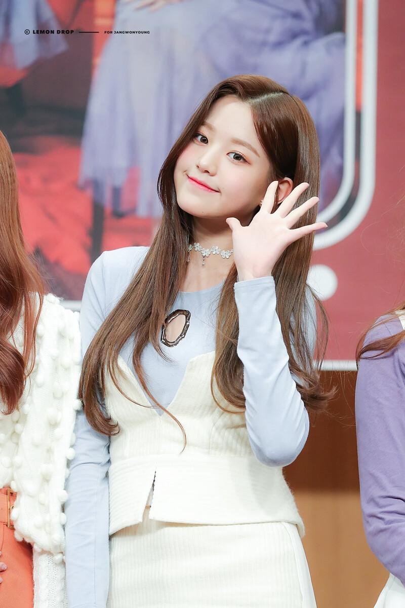 181117 IZ*ONE Wonyoung at Fansign documents 12