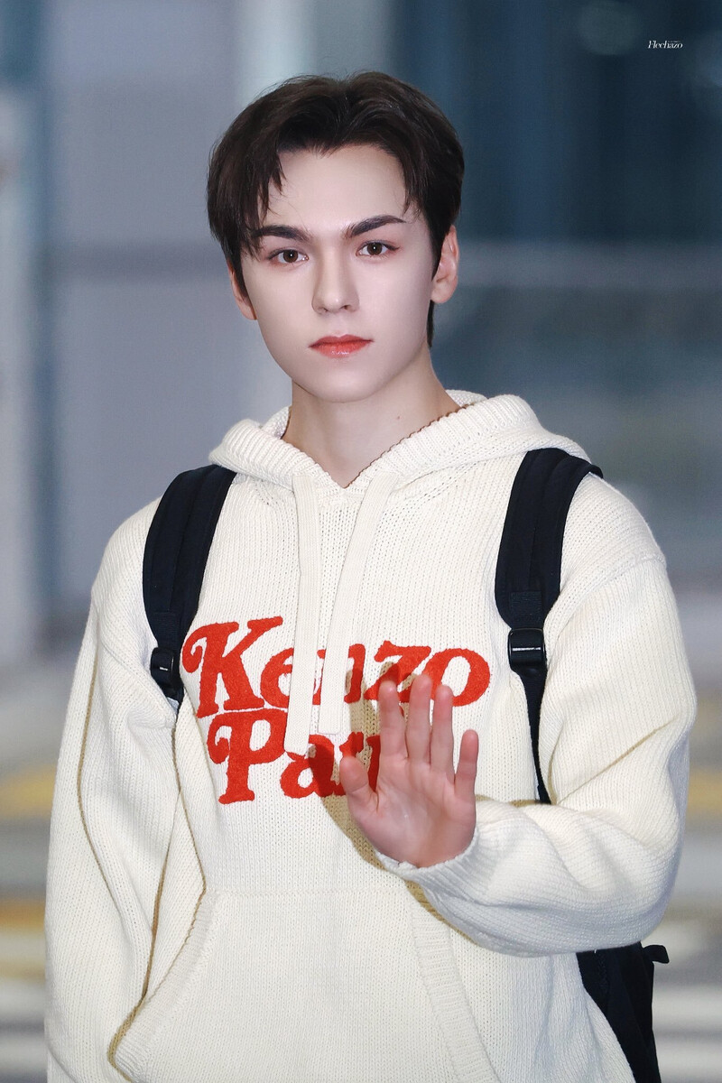 240111 SEVENTEEN Vernon at Incheon International Airport documents 1