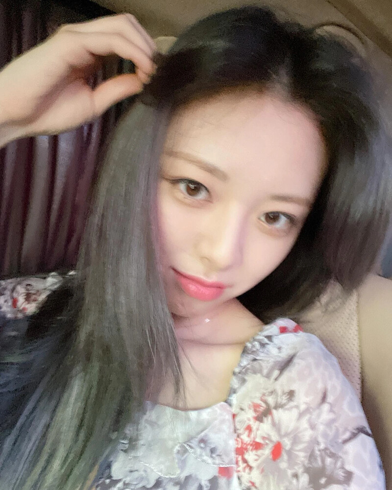 210512 ITZY Instagram update - Yuna documents 5