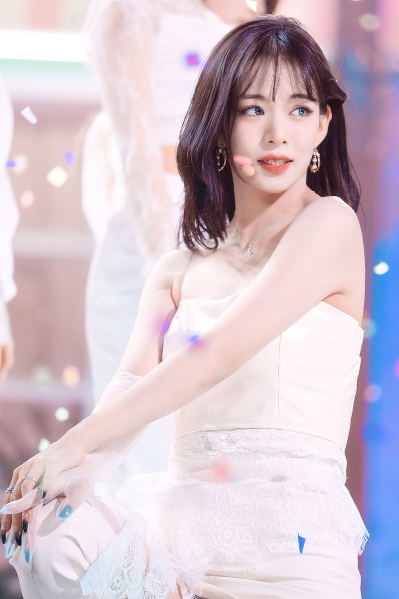 220123 fromis_9 Chaeyoung - 'DM' at Inkigayo documents 17
