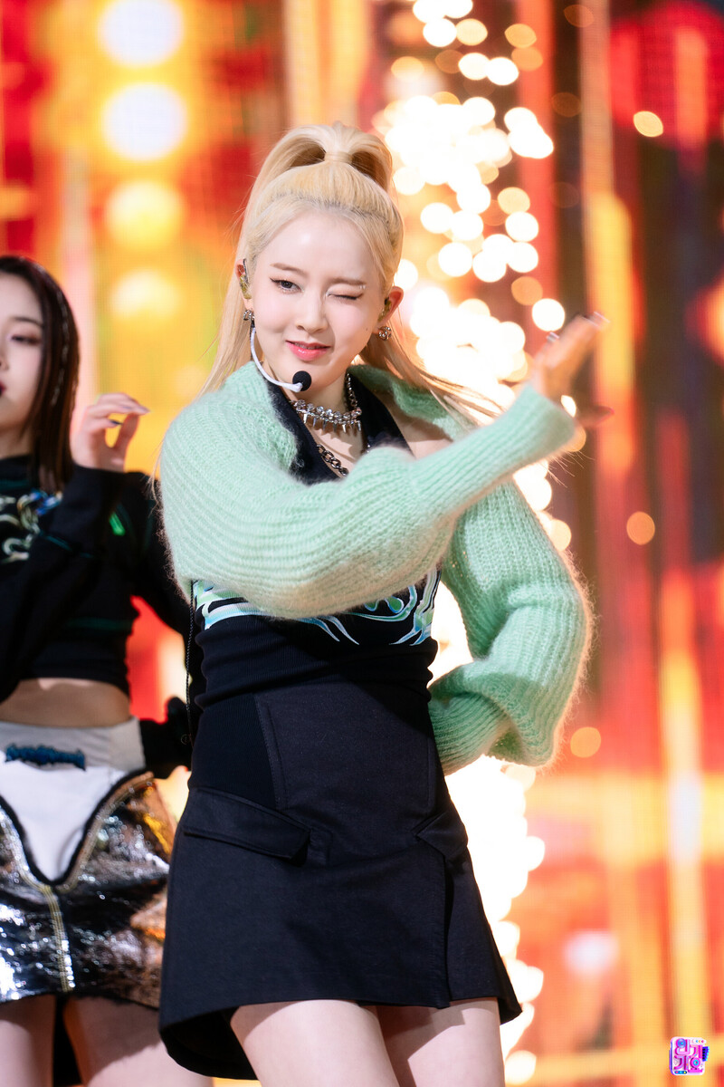 220306 STAYC Sieun - 'RUN2U' at Inkigayo documents 4