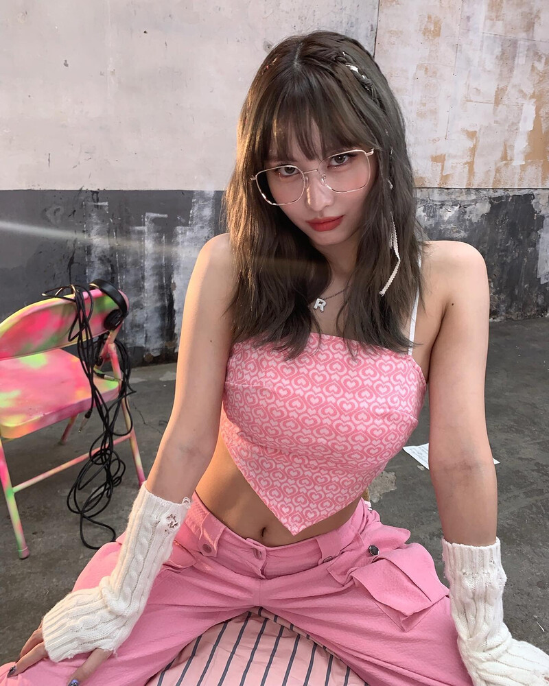 220830 TWICE Momo Instagram Update documents 4