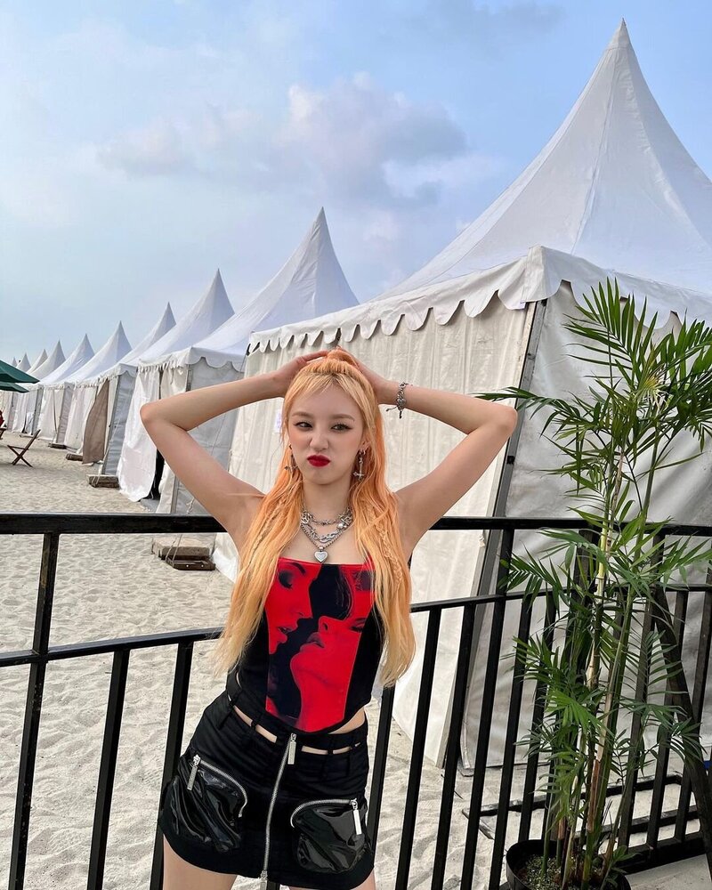 221208 (G)I-DLE Yuqi Instagram Update | kpopping