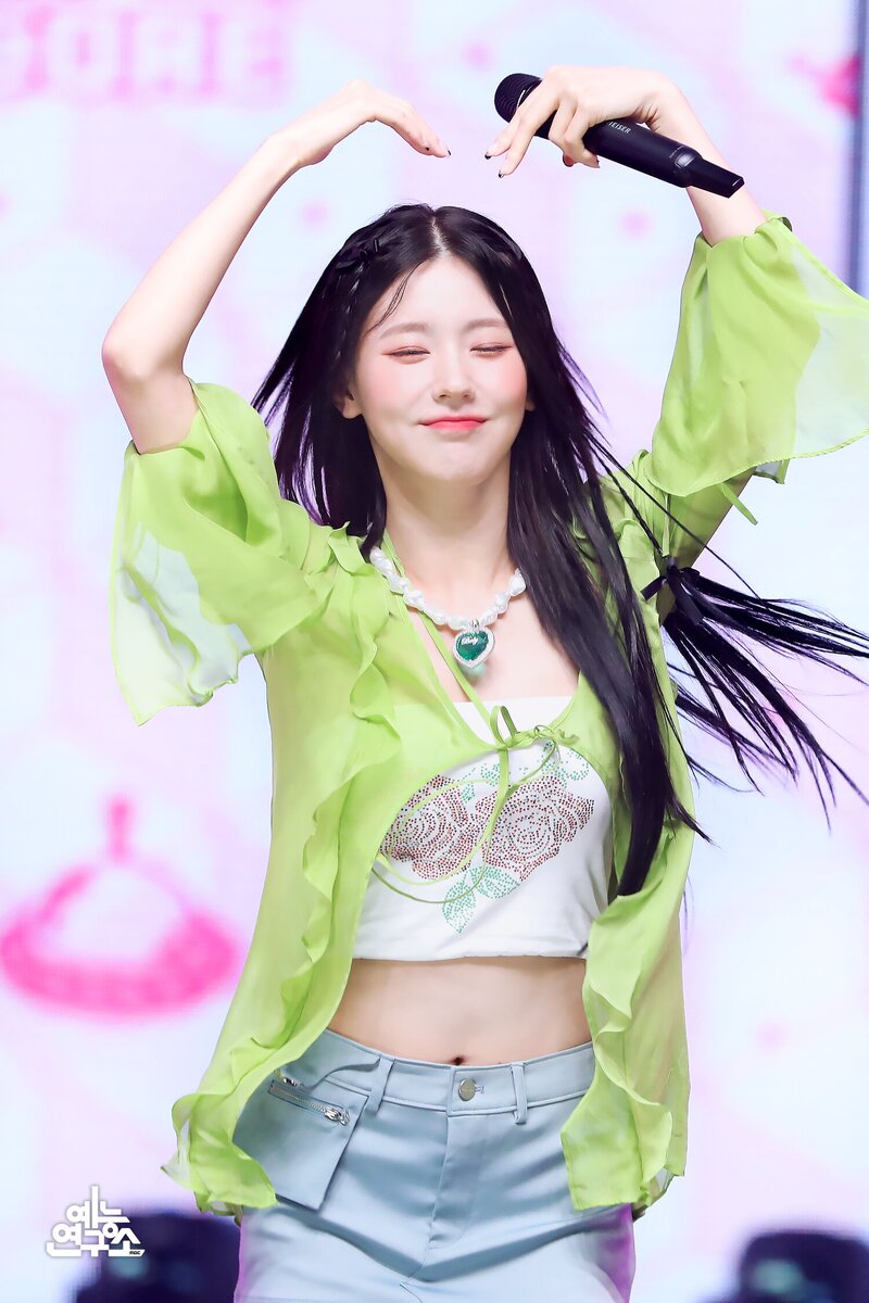 230527 (G)I-DLE Miyeon - 'Queencard' at Music Core documents 2