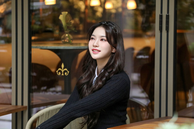 240304 High Up Naver Post - STAYC Isa - 'London STAY' Photobook Shoot Behind documents 3