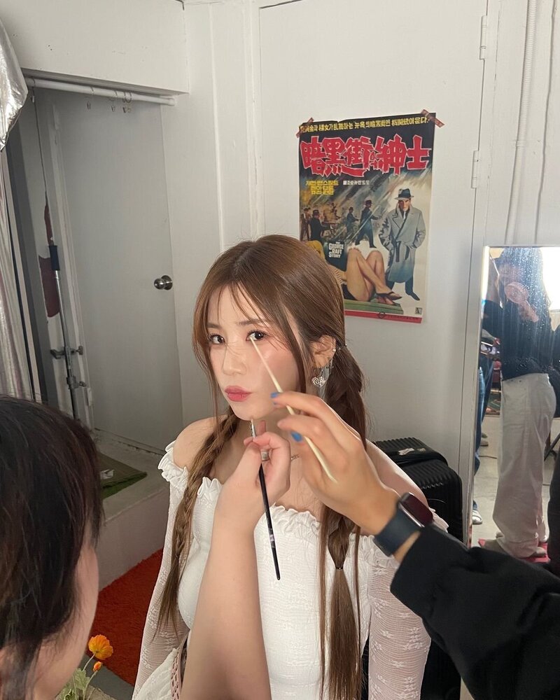 240627 CHORONG Instagram update - behind scenes of upcoming song FALLIN' documents 2