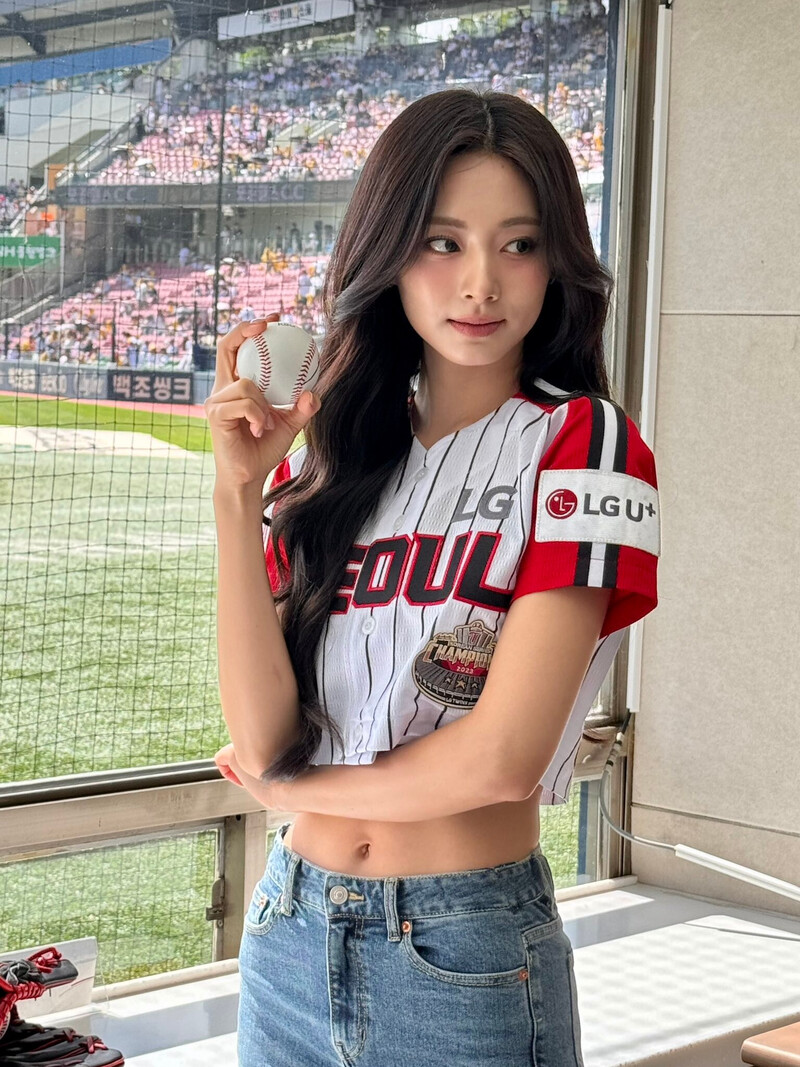 240922 - TWICE Twitter Update with TZUYU - TZUYU’s First Solo Pitch documents 3