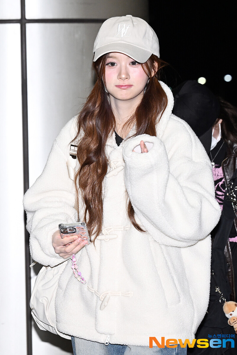 241102 NMIXX Sullyoon at Gimpo International Airport documents 2