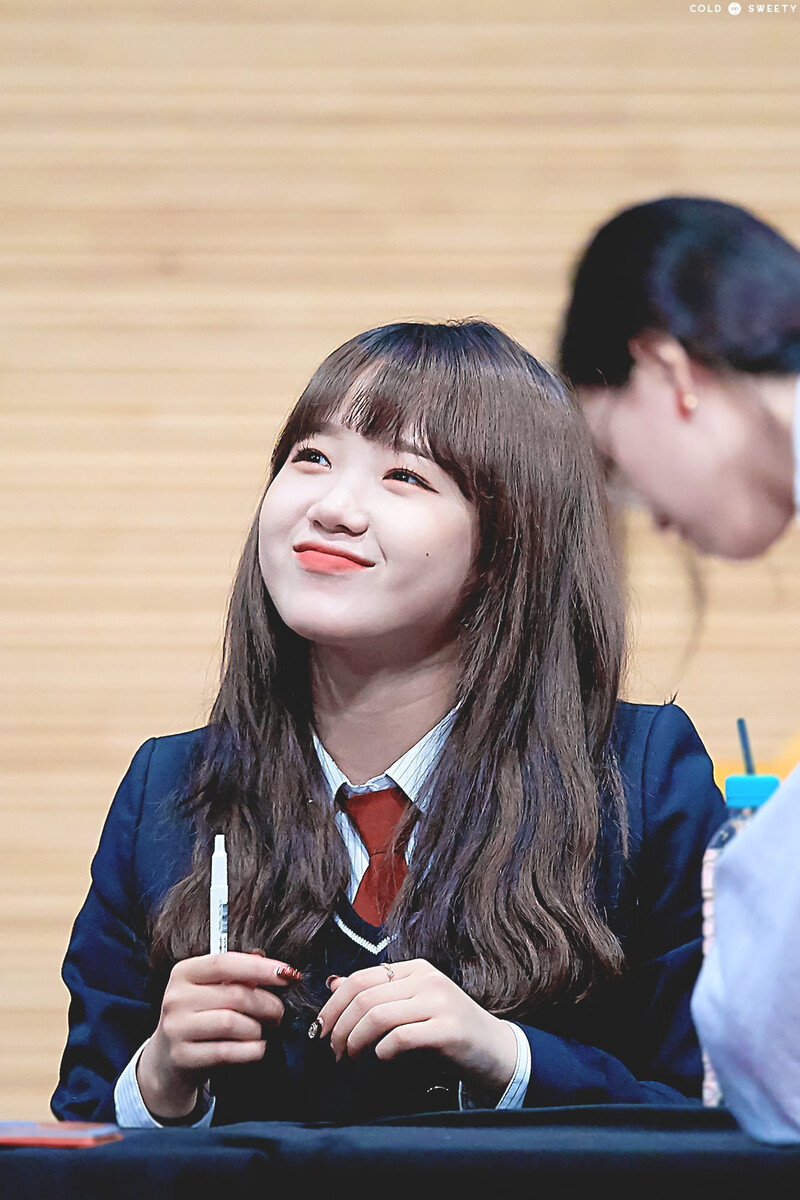 180519 Weki Meki Yoojung at 'Lucky' Fansign documents 1