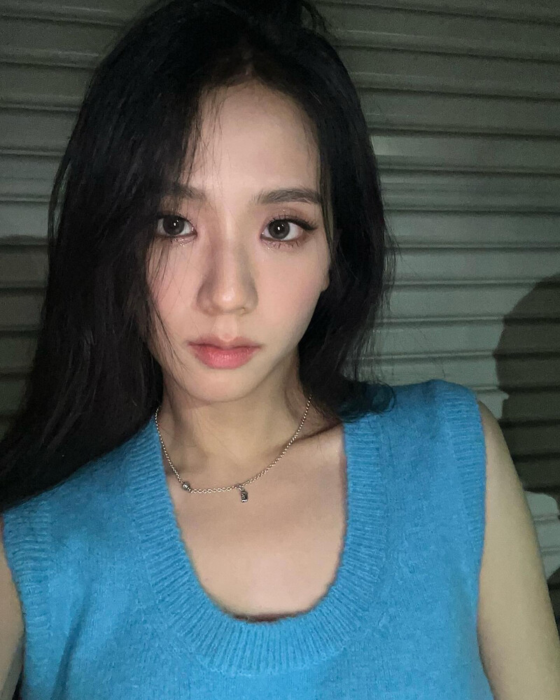 220921 BLACKPINK Jisoo Instagram Update documents 3