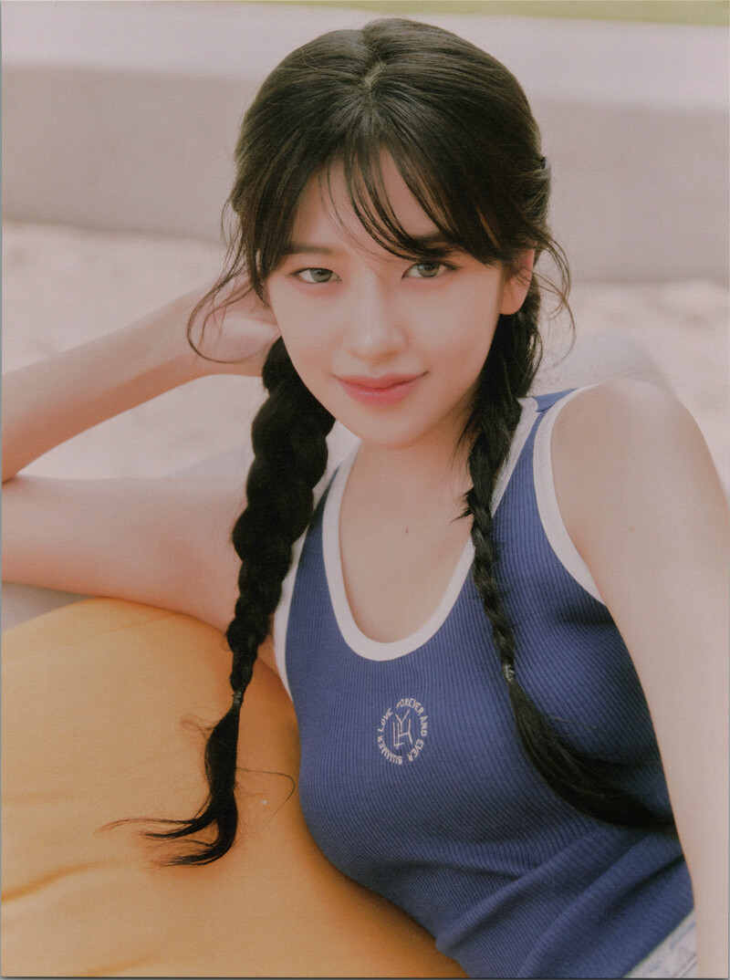 IVE - 1st Photobook 'A Dreamy Day' [SCANS] documents 2